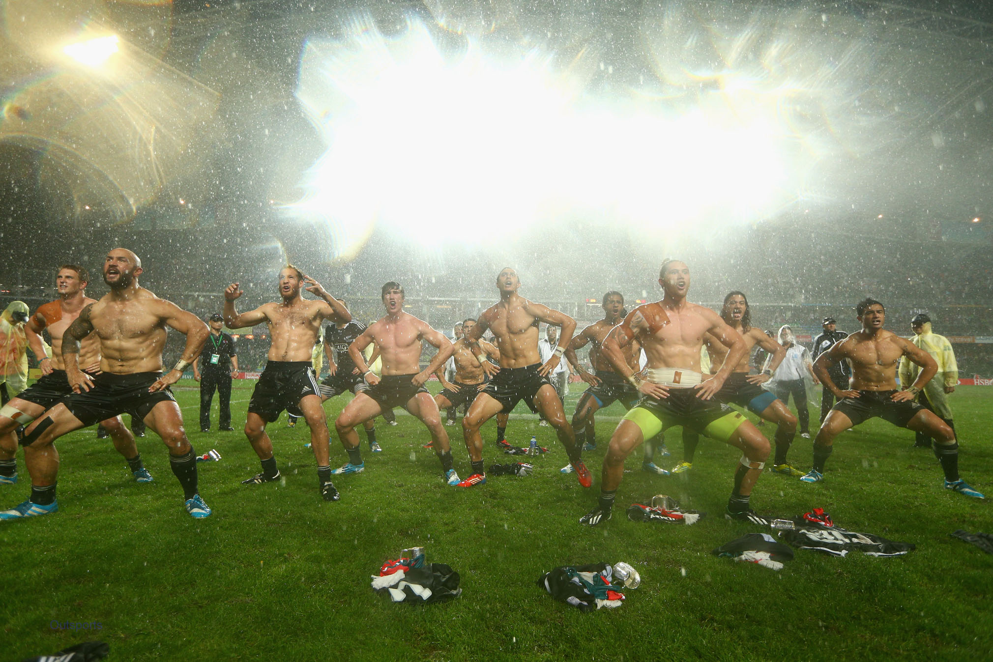 Hot Guys: New Zealand Rugby Team Shirtless Dance in Rain 