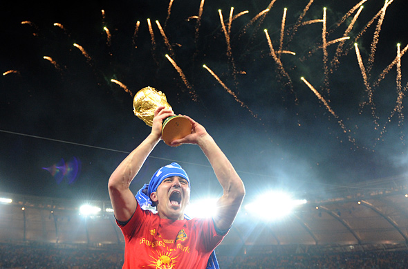 David Villa celebrates with the World Cup trophy. Photo: Chris Brunskill, isiphotos.com