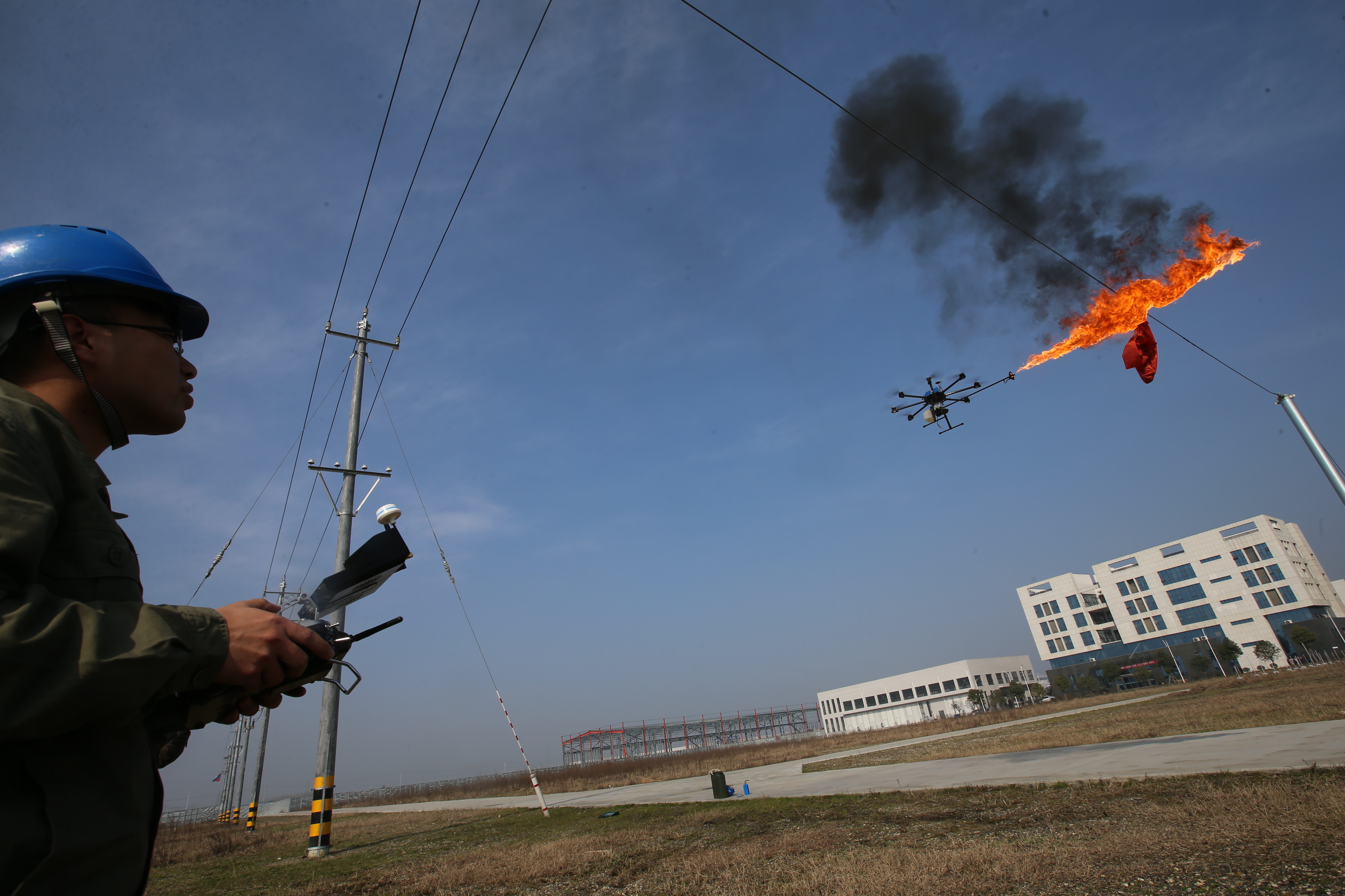В Китае намерены бороться с зацепившимся за линии электропередачи мусором при помощи дронов-огнеметов