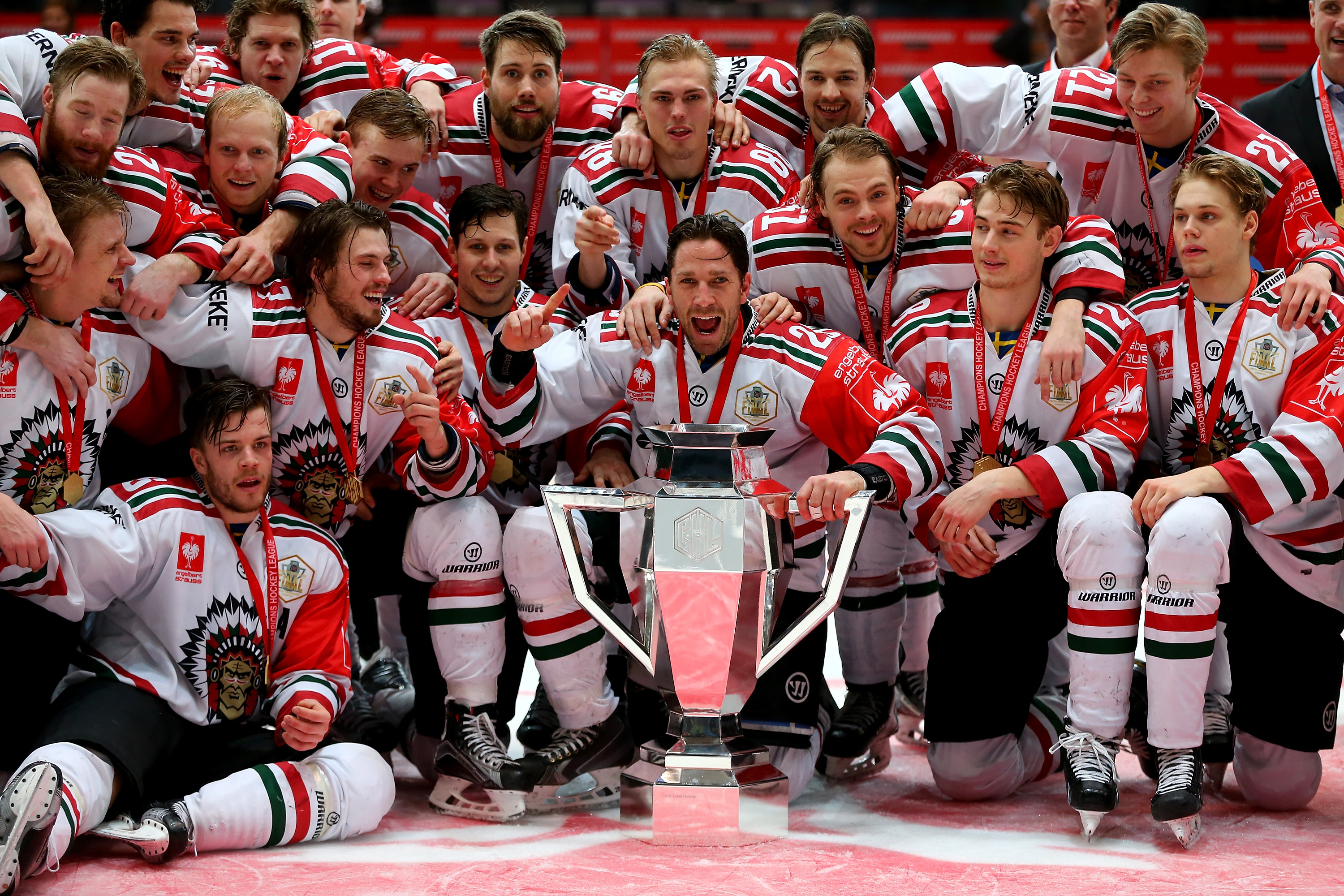 Frolunda team photo with trophy